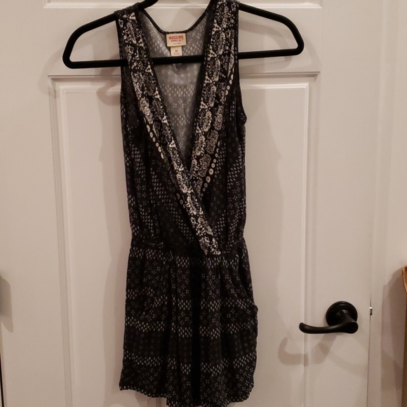 ⭐3/$30⭐MOSSIMO ROMPER - Picture 1 of 5
